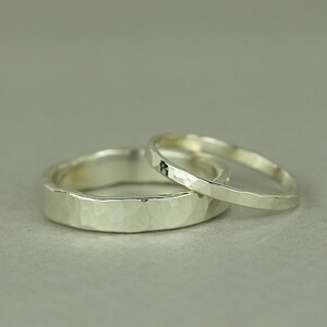 Recycled 9ct White Gold Matching Wedding Rings. Rustic Hammered Wedding Band Set. Boho His and Hers Rings 画像 6