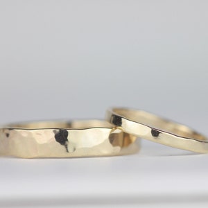 Recycled 9ct White Gold Matching Wedding Rings. Rustic Hammered Wedding Band Set. Boho His and Hers Rings 画像 7