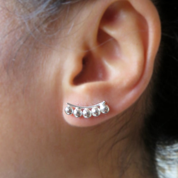 Élégantes boucles d'oreilles cloutées en argent pour grimpeur d'oreilles