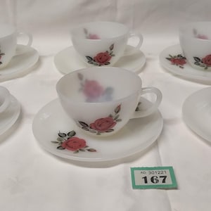以下が含まれることがあります： ピンクのバラの花柄が描かれた白いティーカップとソーサーの6点セット。カップとソーサーはフロストガラス製です。