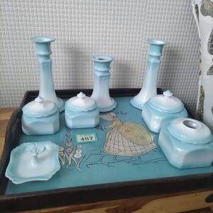 Vintage blaues Porzellan Set 7 Teilig Frisiertisch Set mit Kerzenhalter & Deckeldosen Mitte Jahrhundert
