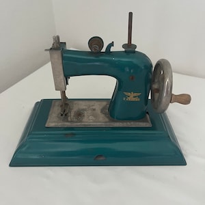 Vintage Casige Children&#39;s 1940-50s Sewing Machine