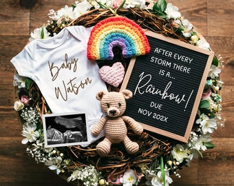 Könnte beinhalten: Ein weißer Strampler mit dem Text "Baby Watson" in brauner Schrift, ein Regenbogen aus Häkelgarn, ein rosa Herz, ein gehäkelter Teddybär, ein Schwarzweiß-Ultraschallbild und eine Buchstabentafel mit dem Text "Nach jedem Sturm kommt ein... Regenbogen! Due Nov 202X" in weißen Buchstaben auf schwarzem Hintergrund.