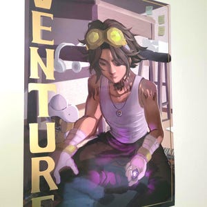 Peut inclure: Une affiche encadrée avec une illustration de personnage. L'œuvre représente une personne portant des lunettes et un débardeur, avec le mot "VENTURE" en lettres dorées. La palette de couleurs comprend des nuances de violet, de blanc et de marron.