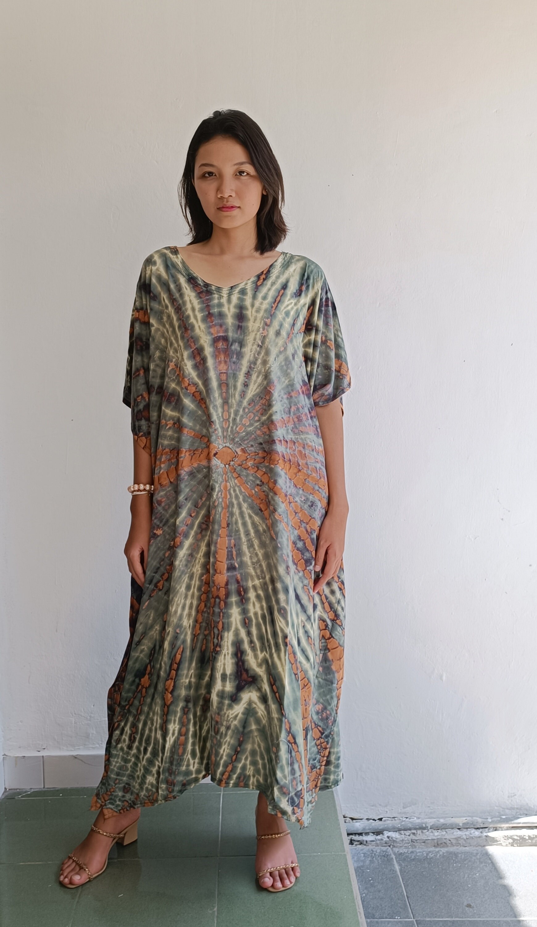 Mani Dei Vetri Del Tintinnio Della Donna E Dell'uomo Con Vino Rosso