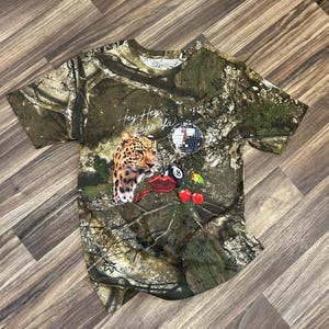 紙吹雪Tシャツグラフィック「Hey Hey Love Ya」引用句迷彩Tシャツ
