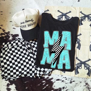 Camiseta para mamá, rosa intenso, con letras gráficas a cuadros, turquesa, ideal como regalo para el Día de la Madre.