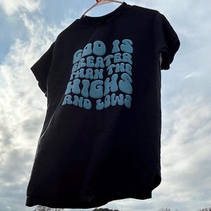 Gott ist größer christliches Shirt Bold Puffy Brief Glaube T-Shirt für Gläubige Inspirational Religiöses Kleid Jesus Liebhaber Geschenk