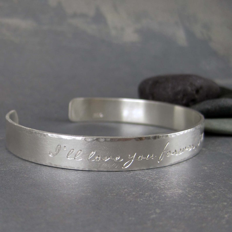 Sterling silver bracelet cuff for woman. The bracelet can be personalized. It has a border hammered matte finish.