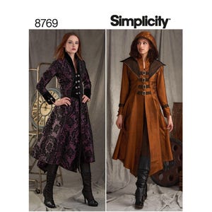 Könnte beinhalten: Das Simplicity-Schnittmuster 8769 zeigt zwei lange Mäntel. Der linke Mantel ist violett mit schwarzem Damastmuster, hohem Kragen und silbernen Knöpfen. Der rechte Mantel ist kupferfarben mit Kapuze, breitem Revers und vier Schnallenverschlüssen.