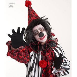 K&ouml;nnte beinhalten: Simplicity Pattern 8773 Kost&uuml;m mit einem schwarz-roten, spritzmusterbedruckten Kegelhut mit rotem Bommel, einem ger&uuml;schten Kragen und einem lang&auml;rmeligen Kleidungsst&uuml;ck mit abwechselnd schwarzen und wei&szlig;en vertikalen Streifen.