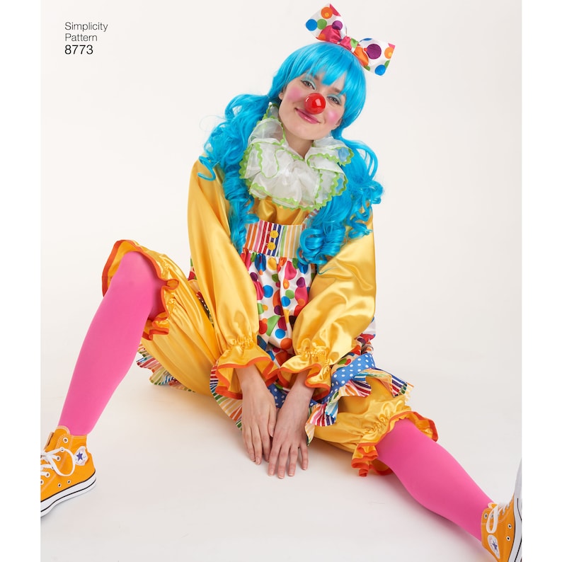 K&ouml;nnte beinhalten: Simplicity Pattern 8773 Clownkost&uuml;m bestehend aus einem gelben Langarm-Jumpsuit mit ger&uuml;schten &Auml;rmelabschl&uuml;ssen, einem mehrfarbigen gepunkteten Oberteil, einem wei&szlig;en R&uuml;schenkragen, einer blauen Per&uuml;cke, einer gepunkteten Haarschleife, einer roten Nase und pinkfarbenen Strumpfhosen.