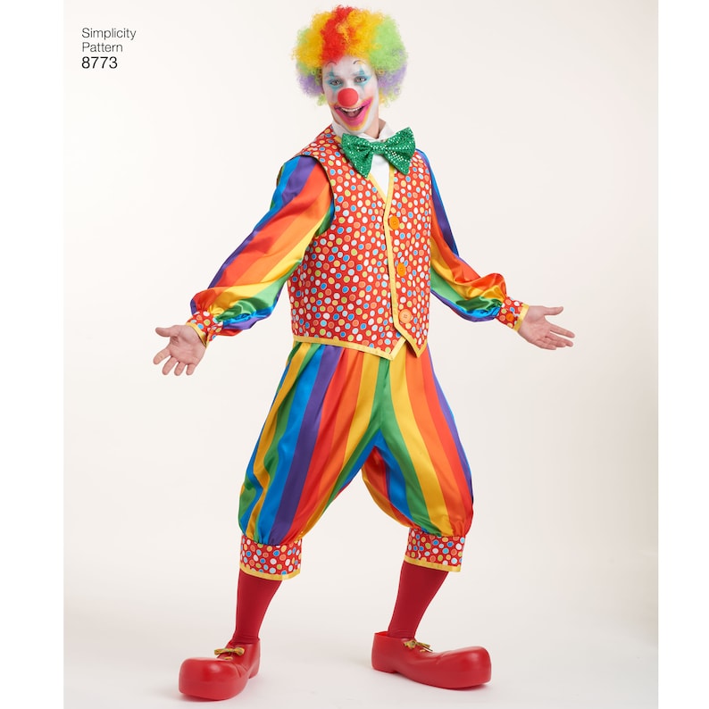 K&ouml;nnte beinhalten: Ein Clownskost&uuml;m bestehend aus einem lang&auml;rmeligen, regenbogenfarben gestreiften Oberteil und passender Hose, einer roten Weste mit bunten Punkten, einer gr&uuml;nen Pailletten-Fliege, roten Socken und &uuml;bergro&szlig;en roten Schuhen. Simplicity Pattern 8773.