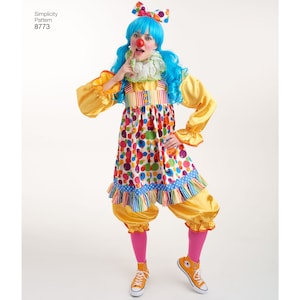 K&ouml;nnte beinhalten: Simplicity Pattern 8773 Clownskost&uuml;m mit gelbem Langarmshirt, einem mehrfarbigen gepunkteten Kleid mit gestreiftem Oberteil, einem R&uuml;schenkragen, einer blauen Per&uuml;cke, einer roten Nase, pinkfarbenen Leggings und gelben Turnschuhen.