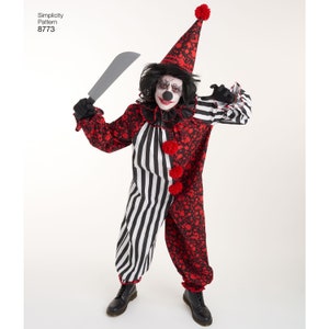 K&ouml;nnte beinhalten: Ein Clownskost&uuml;m bestehend aus einem rot-schwarzen Overall mit Blumenmuster und schwarz-wei&szlig;en vertikalen Streifen, einem passenden spitzen Hut mit rotem Bommel, einem R&uuml;schenkragen und schwarzen Handschuhen. Text Simplicity Pattern 8773.