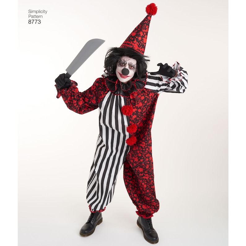K&ouml;nnte beinhalten: Ein Clownskost&uuml;m bestehend aus einem rot-schwarzen Overall mit Blumenmuster und schwarz-wei&szlig;en vertikalen Streifen, einem passenden spitzen Hut mit rotem Bommel, einem R&uuml;schenkragen und schwarzen Handschuhen. Text Simplicity Pattern 8773.