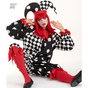 K&ouml;nnte beinhalten: Ein Narrenkost&uuml;m mit schwarz-wei&szlig;em Punkte- und Karomuster sowie roten Akzenten. Das Outfit umfasst eine passende Narrenkappe mit Gl&ouml;ckchen, einen roten Kragen, rote Leggings und schwarze Schuhe. Der Text lautet Simplicity Pattern 8773.