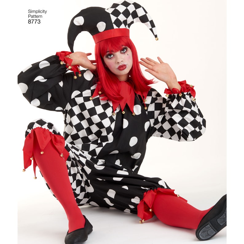 K&ouml;nnte beinhalten: Ein Narrenkost&uuml;m mit schwarz-wei&szlig;em Punkte- und Karomuster sowie roten Akzenten. Das Outfit umfasst eine passende Narrenkappe mit Gl&ouml;ckchen, einen roten Kragen, rote Leggings und schwarze Schuhe. Der Text lautet Simplicity Pattern 8773.