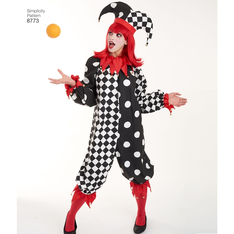 K&ouml;nnte beinhalten: Ein Simplicity Pattern 8773 Narrenkost&uuml;m bestehend aus einem schwarz-wei&szlig; karierten und gepunkteten Overall mit roten R&uuml;schen an &Auml;rmeln und Kragen, einer passenden Narrenkappe mit Gl&ouml;ckchen und einer roten Strumpfhose.