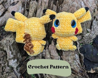 Puede incluir: Dos peluches de Pikachu hechos a crochet, uno amarillo con detalles marrones y el otro amarillo con detalles rojos y azules, están sentados en un tocón de árbol. Los peluches están hechos con un hilo peludo y tienen rasgos faciales bordados. El texto "Crochet Pattern" está escrito debajo de los peluches.
