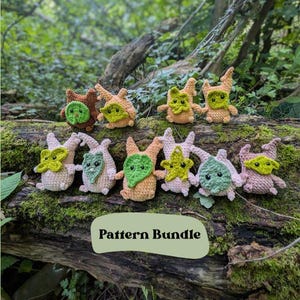 Puede incluir: Una colección de figuras de gnomos de ganchillo hechas a mano en varios colores, incluyendo verde, marrón y beige. Los gnomos están dispuestos sobre un tronco cubierto de musgo con un fondo de bosque. El texto "Pattern Bundle" es visible.