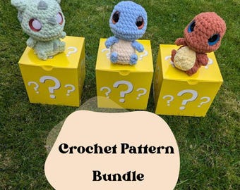 Op de afbeelding: Haakpatroonbundel voor drie amigurumi-figuren. De figuren zijn een groene, blauwe en oranje creatuur met grote ogen. De figuren zitten op gele dozen met vraagtekens.