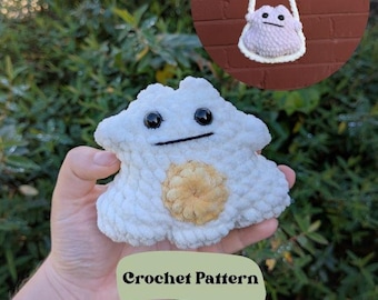 Puede incluir: Un juguete de peluche blanco con forma de nube de ganchillo con ojos negros y una boca sonriente, y un centro marrón. La imagen también muestra un pequeño bolso redondo de ganchillo lavanda con una correa blanca. El texto "Crochet Pattern" está en la imagen.