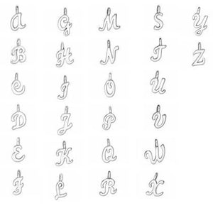 Könnte beinhalten: Ein Set mit 26 silbernen Anhänger, jeder mit einem anderen Buchstaben des Alphabets in einer kursiv geschriebenen Schrift.