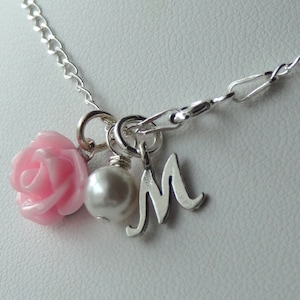 Collares con iniciales de flores para niñas, collar con monograma inicial, collar de perlas, collar para niñas de las flores, collar shabby chic, collar de rosas