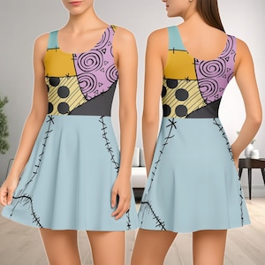 Könnte beinhalten: Ein ärmelloses Skaterkleid mit einem Patchwork-Design in Gelb, Lavendel, Schwarz und Hellblau. Das Oberteil hat ein Patchworkmuster, während der Rock hellblau mit schwarzen Nahtdetails ist. Das Kleid wird von vorne und hinten gezeigt.