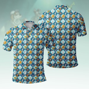 Könnte beinhalten: Ein kurzärmeliges Poloshirt mit einem sich wiederholenden Muster verschiedener Hunderassen auf türkisblauem Hintergrund. Die Hunde sind in einem Rautenmuster mit hellblauem Rand angeordnet. Das Shirt hat einen weißen Kragen und Knöpfe.