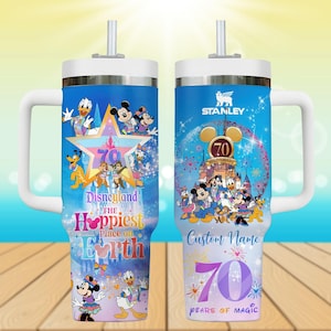 Bicchiere Disney per il 70° anniversario da 40 oz con manico, tazza "Il posto più felice della Terra", nome personalizzato, regalo magico