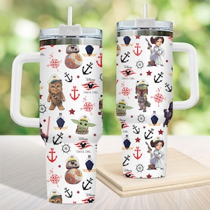 Könnte beinhalten: Zwei weiße isolierte Becher mit Griffen, mit einem Star Wars und Disney Cruise Line Thema. Das Design umfasst Charaktere wie BB-8, Chewbacca und Baby Yoda, sowie Anker, Kompasse und den Text "Cruise Line."