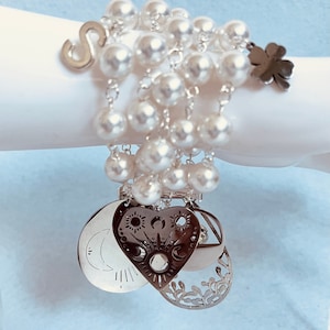 Grace Kelly Lisa Fremont pearl bracelet in Rear Window