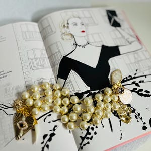 Rear Window Lisa Fremont Grace Kelly bracelet in ivory pearls and chunky 18k gold charms