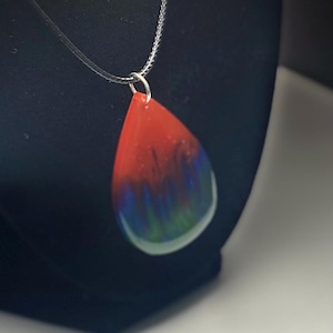 Colar com pingente de resina epóxi multicolorido vermelho verde azul feito à mão