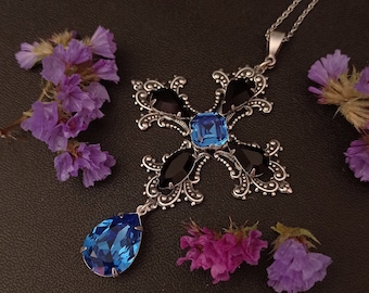 Blauwe kruishanger, grote gotische kruisketting, blauw en zwart kristal, gotische sieraden