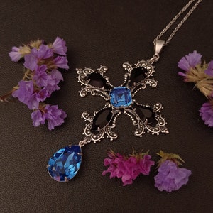 Pendentif croix bleue, grande croix gothique, cristal bleu et noir, bijoux gothiques image 1