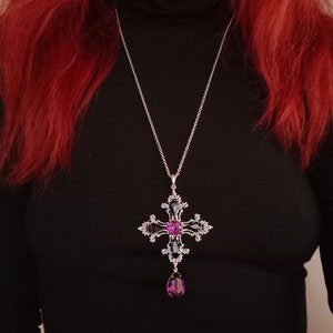 Pendentif croix bleue, grande croix gothique, cristal bleu et noir, bijoux gothiques image 9
