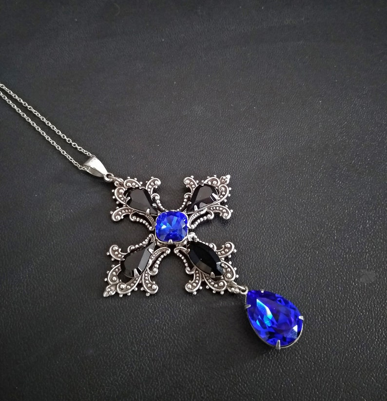 Pendentif croix bleue, grande croix gothique, cristal bleu et noir, bijoux gothiques image 2