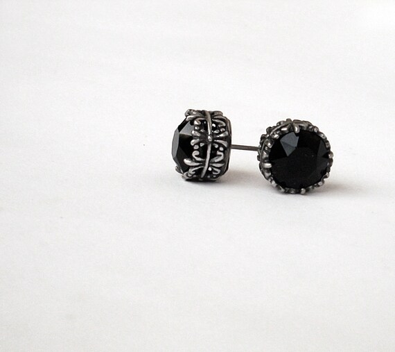 black stud earrings female