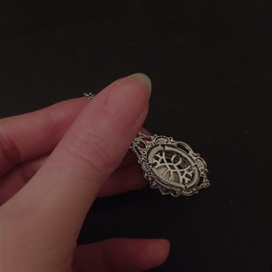 Donkerrode gotische ketting, bordeauxrode ketting, gotische sieraden, zilveren filigraan kettinghanger afbeelding 3