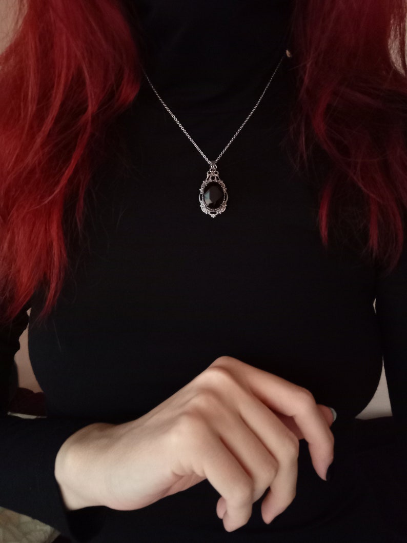 Donkerrode gotische ketting, bordeauxrode ketting, gotische sieraden, zilveren filigraan kettinghanger afbeelding 6