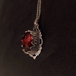 Donkerrode gotische ketting, bordeauxrode ketting, gotische sieraden, zilveren filigraan kettinghanger afbeelding 2