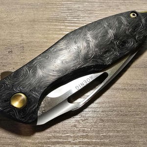 Arius Custom Scale Damaszener Camo Karbonfaser (Filz)