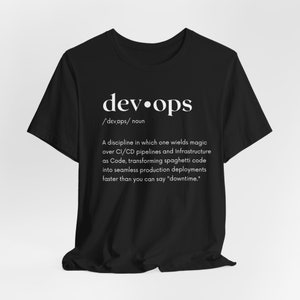 Peut inclure: T-shirt noir avec du texte blanc qui définit "dev.ops" comme une discipline qui manie la magie sur les pipelines CI/CD et l'infrastructure en tant que code, transformant le code spaghetti en déploiements de production transparents plus rapidement que vous ne pouvez dire "temps d'arrêt."