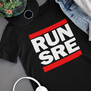Może przedstawiać: Czarny T-shirt z białym nadrukiem, na którym widnieje napis "RUN SRE" w czerwonym prostokącie.