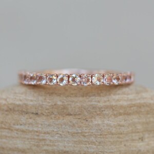 Anello Fede Impilabile NSG Morganite Rosa Simulata 0,75 Ct – Argento 925, Fatto A Mano USA
