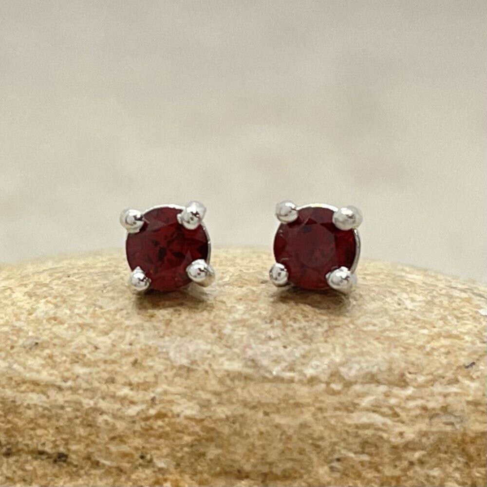 全信頼を寄せる Tiny Garnet Gift Birthstone January Earring Filigree Stud その他