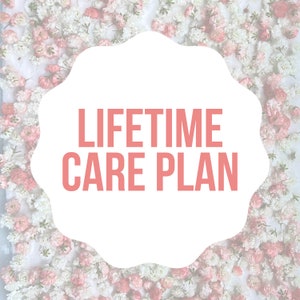 Puede incluir: Una forma blanca con bordes festoneados con las palabras "LIFETIME CARE PLAN" en texto color coral. El fondo es un patr&oacute;n floral de flores blancas y rosas.